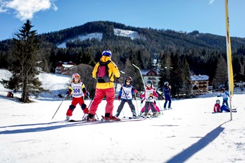 Skihotel: Kinderschikurs in der angrenzenden (Kinder-)Schischule  - Familien- & Sporthotel Kärntnerhof****