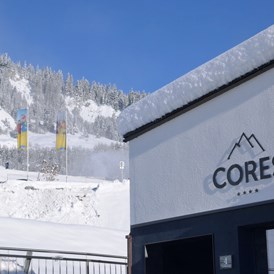 Skihotel: Hotel Cores Fiss Außenansicht Seilbahn - Hotel Cores