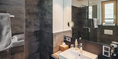 Hotels an der Piste - Sauna - Kappl (Kappl) - Hotel Cores Fiss Zirbenzimmer Badezimmer - Hotel Cores