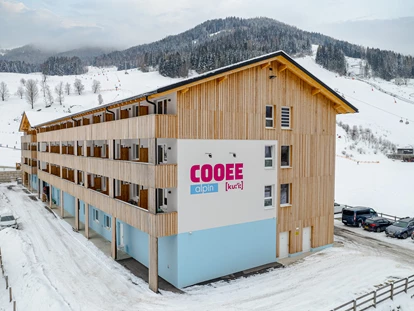 Hotels an der Piste - Skikurs direkt beim Hotel: für Kinder - Außenaufnahme des COOEE alpin Hotels Bad Kleinkirchheim - COOEE alpin Hotel Bad Kleinkirchheim