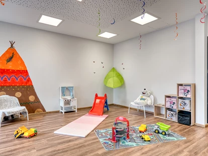 Hotels an der Piste - Skikurs direkt beim Hotel: für Kinder - Spielzimmer - COOEE alpin Hotel Bad Kleinkirchheim