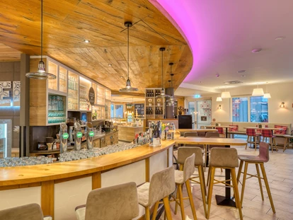 Hotels an der Piste - Skikurs direkt beim Hotel: für Kinder - Bar - COOEE alpin Hotel Bad Kleinkirchheim