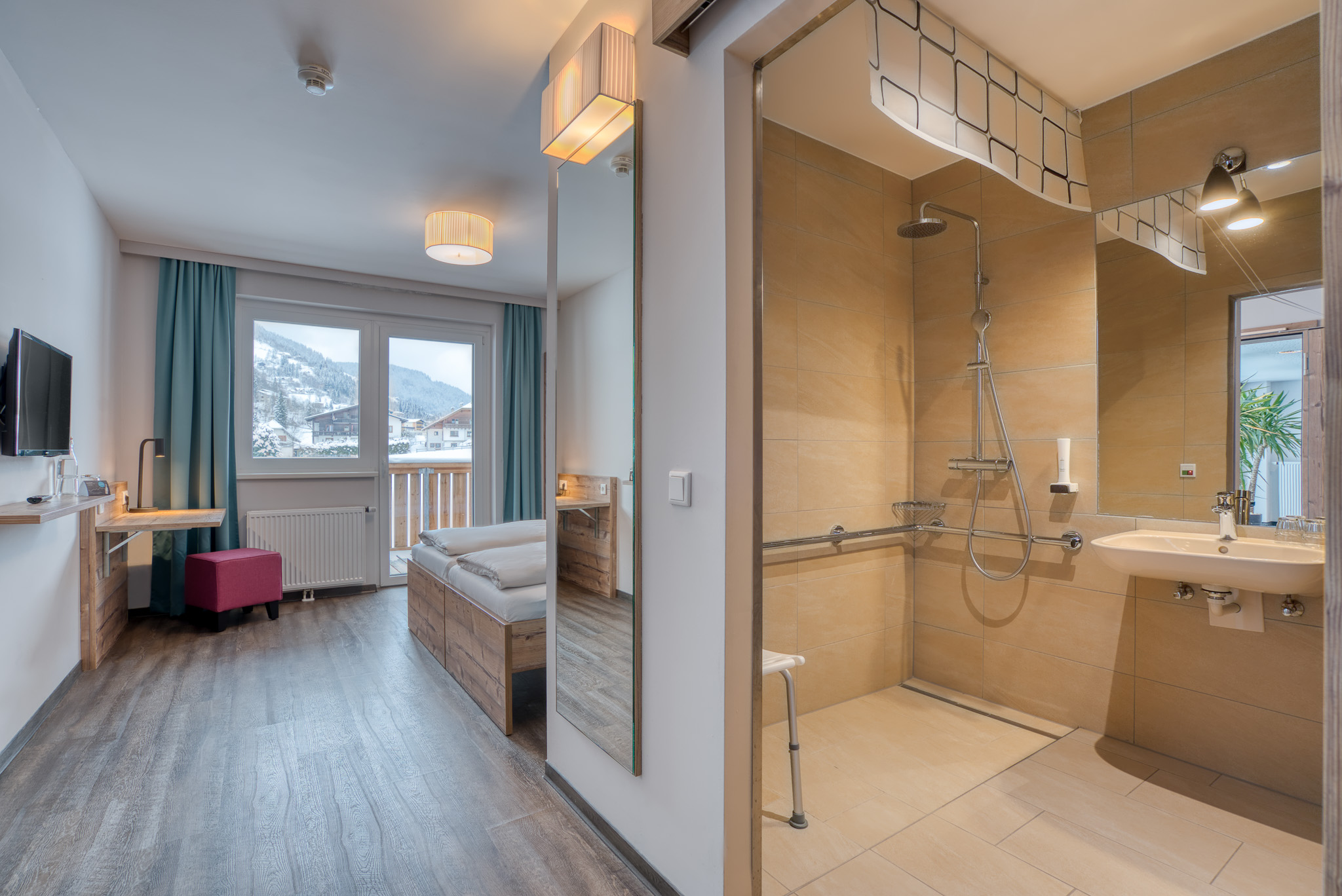 Skihotel: Barrierefreies Zimmer - COOEE alpin Hotel Bad Kleinkirchheim