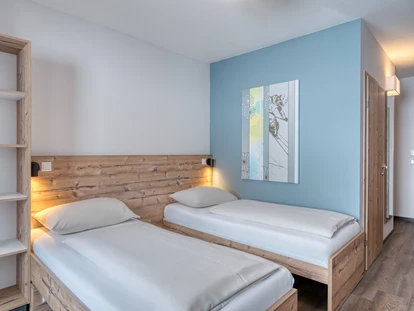 Hotels an der Piste - Skikurs direkt beim Hotel: für Kinder - Kaiserburg Zimmer - COOEE alpin Hotel Bad Kleinkirchheim