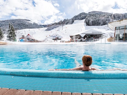 Hotels an der Piste - Skikurs direkt beim Hotel: für Kinder - Römerbad befindet sich direkt neben unserem Hotel.
Hier findest du alles, was du für einen ausgedehnten Spa-Tag benötigst. Der Sauna- und Wellnessbereich ist über 12.000 m2 groß und verfügt über 13 Saunen und 5 Thermalbecken. Im warmen Thermalwasser kannst du Gedanken treiben und die Seele baumeln lassen, gleichzeitig fördert die heilende Wirkung des Wassers deine körperliche Gesundheit. - COOEE alpin Hotel Bad Kleinkirchheim