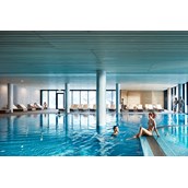 Hotels an der Piste: Schwimmbad mit Whirlpool und Außenbecken  - Hotel die Wälderin