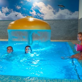 Skihotel: Spaßpool mit Pilzbrunnen und weiteren Wasserattraktionen - Hotel die Wälderin
