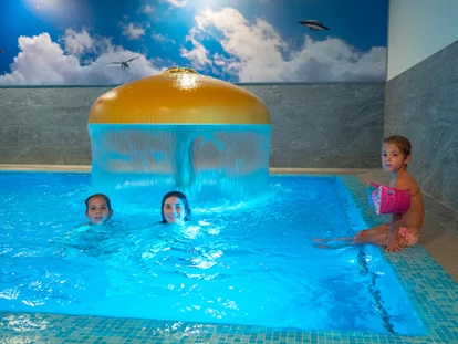 Hotels an der Piste - Mellau - Spaßpool mit Pilzbrunnen und weiteren Wasserattraktionen - Hotel die Wälderin