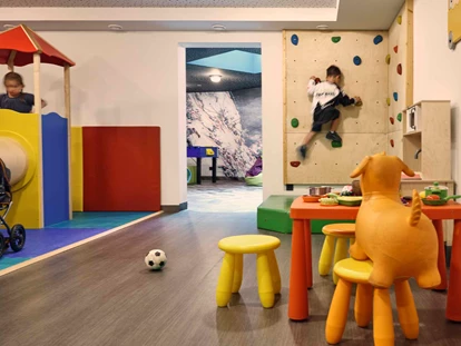 Hotels an der Piste - PLZ 6373 (Österreich) - 70 m2 großen Familien-Spielwelt - 4****S Hotel Hasenauer