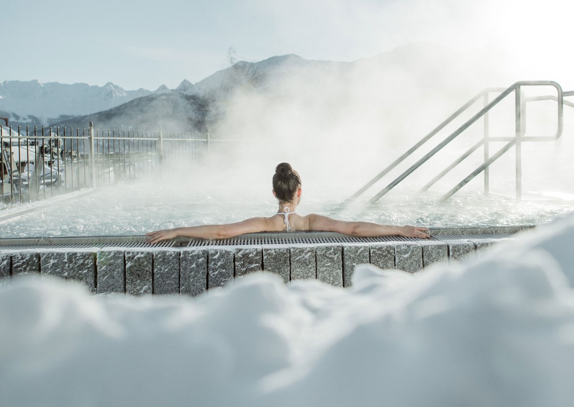 Skihotel: Sole-Outdoor-Pool - Schlosshotel Fiss