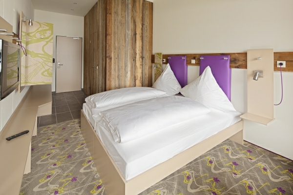 Hotels an der Piste - Preisniveau: günstig - Österreich - Gemütliche Design-Zimmer: Die Doppelbetten können auch zu Einzelbetten umfunktioniert werden. - Explorer Hotel Montafon 