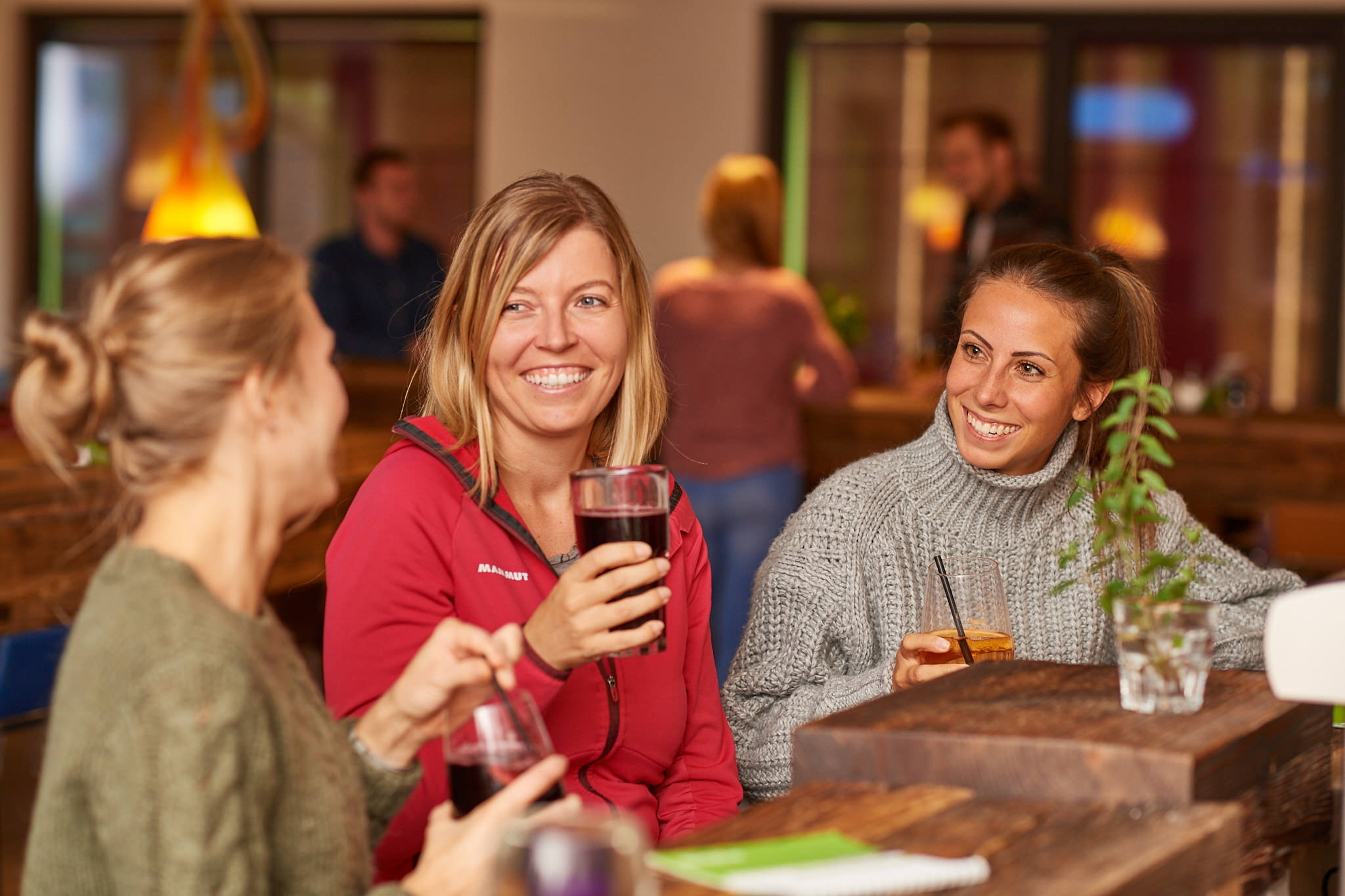 Hotels an der Piste - Preisniveau: günstig - Österreich - In der Explorer Lounge gibt es von nachmittags bis abends leckere Snacks und Drinks, um den Abend ausklingen zu lassen. - Explorer Hotel Montafon 