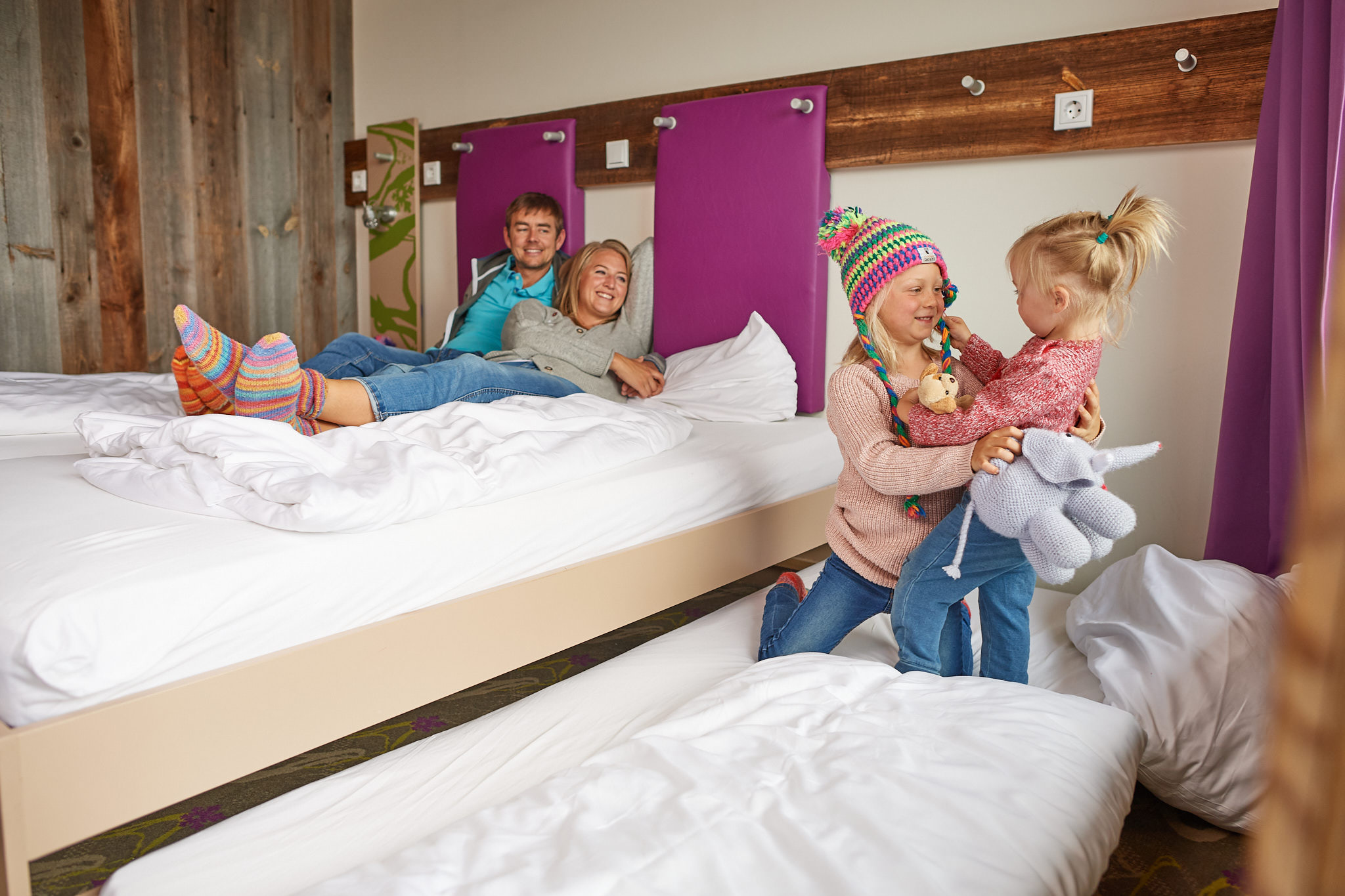 Hotels an der Piste - Preisniveau: günstig - Österreich - Mit dem Happy Family Deal bucht Ihr ein eigenes Kinderzimmer für 1 - 3 Kinder mit bis zu 50% Ermäßigung. - Explorer Hotel Hinterstoder