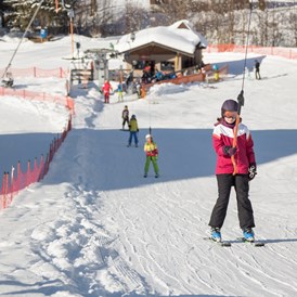 Skihotel: Ausgestattet mit neuester Technologie bringt unser Schlepp- und Tellerlift alle Skifahrer - groß und klein - sicher auf den Lärchenhof-Kogel - Der Lärchenhof