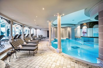 Skihotel: Sinnenfreuden im 1.200 m2 großen "Wasserschloss" mit Panorama-Innenpool - Romantik Hotel Die Krone von Lech