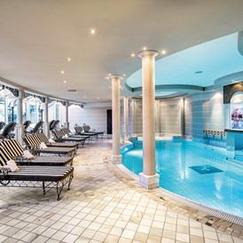 Skihotel: Sinnenfreuden im 1.200 m2 großen "Wasserschloss" mit Panorama-Innenpool - Romantik Hotel Die Krone von Lech