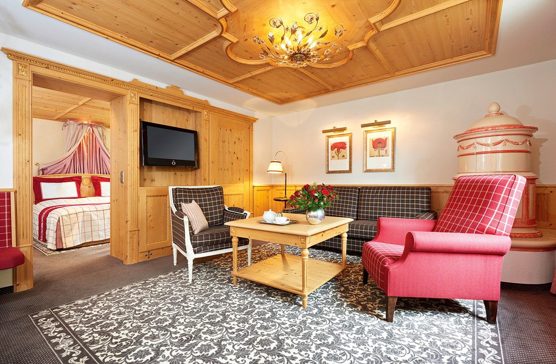 Skihotel: Residieren in der exklusiven Romantik Suite mit gemütlicher Sitzecke und Kachelofen - Romantik Hotel Die Krone von Lech