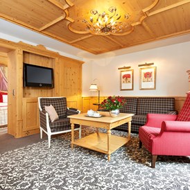 Skihotel: Residieren in der exklusiven Romantik Suite mit gemütlicher Sitzecke und Kachelofen - Romantik Hotel Die Krone von Lech