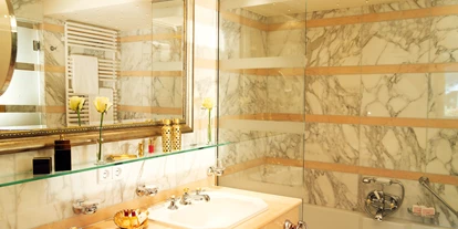 Hotels an der Piste - PLZ 6881 (Österreich) - Marmor-Badezimmer mit Sternenhimmel, Badewanne, Dusche und 2 Waschtischen - Romantik Hotel Die Krone von Lech
