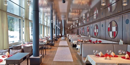 Hotels an der Piste - PLZ 6881 (Österreich) - Im Panorama-Restaurant isst das Auge mit - Romantik Hotel Die Krone von Lech