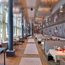 Skihotel: Im Panorama-Restaurant isst das Auge mit - Romantik Hotel Die Krone von Lech