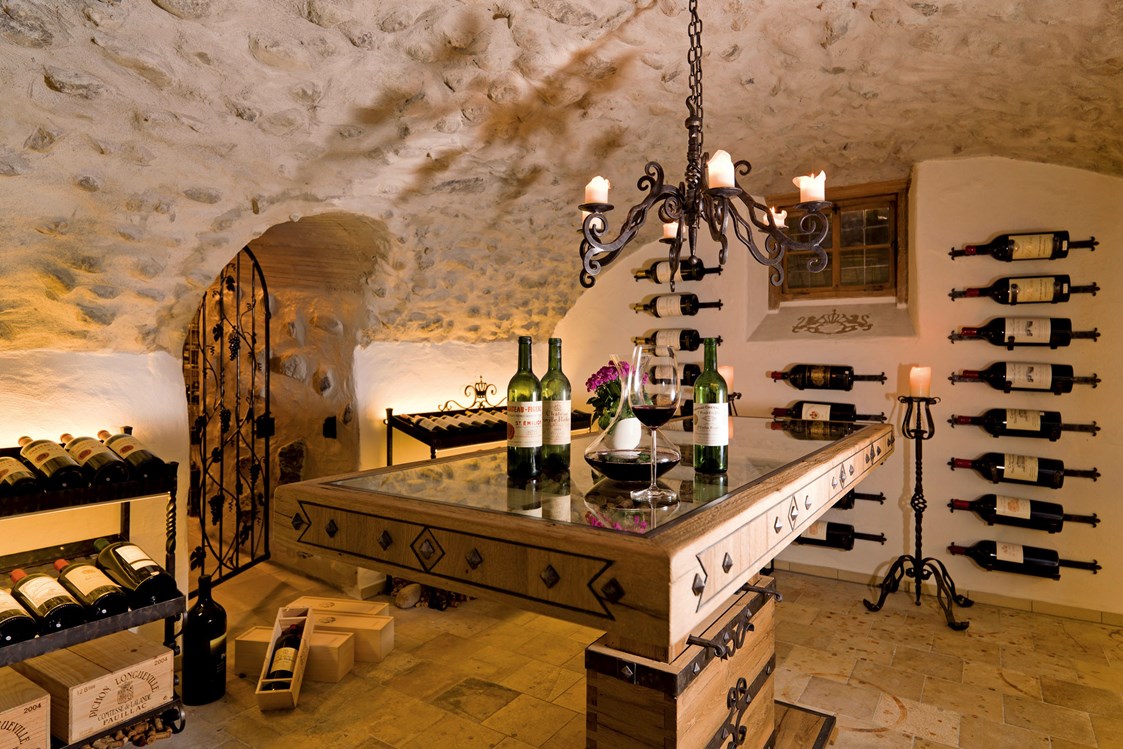 Skihotel: Im gut sortierten Weinkeller aus dem 17. Jahrhundert lagern gut 25.000 Flaschen exzellenten Weines aus ausgesprochen guten Jahrgängen. - Romantik Hotel Die Krone von Lech