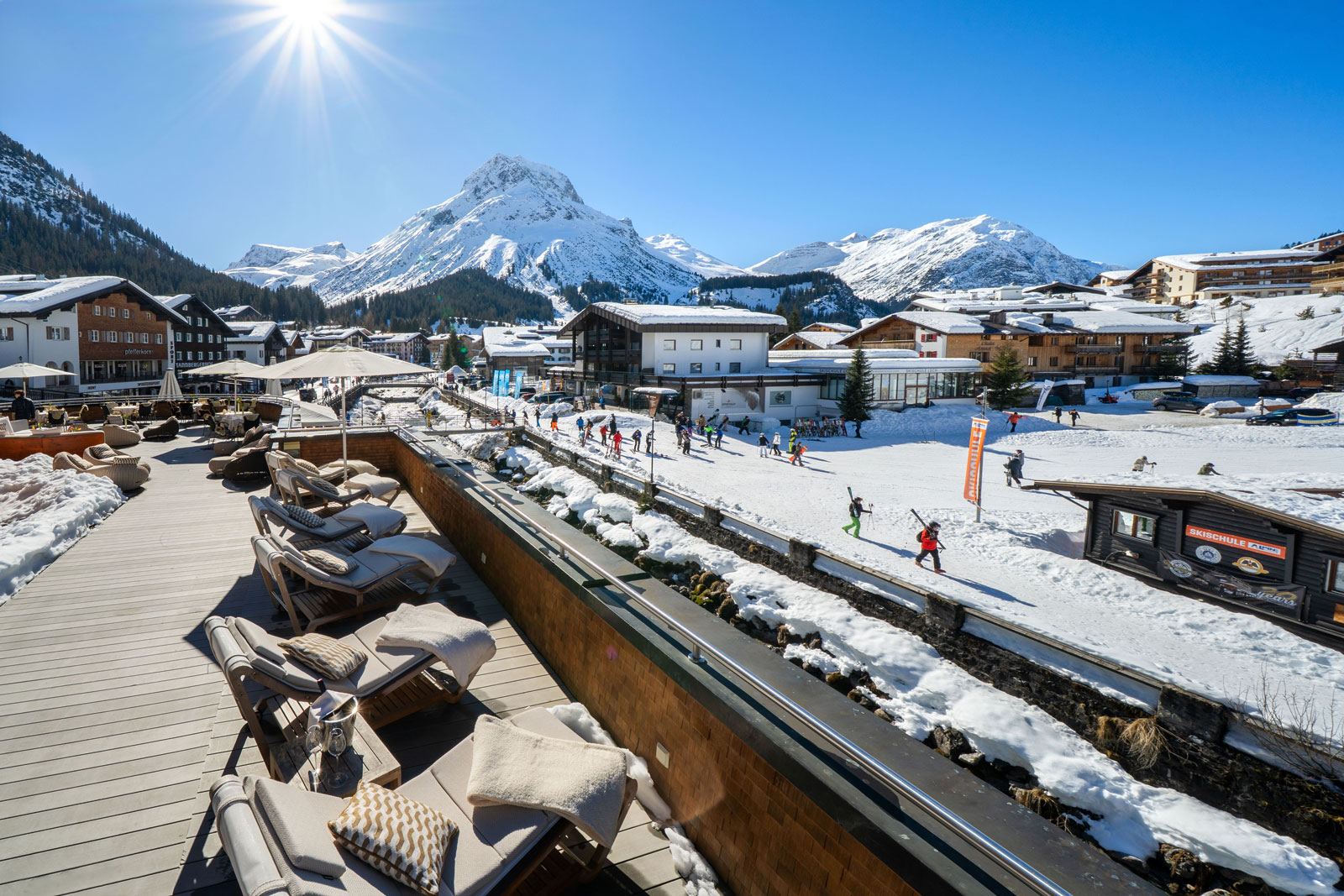 Hotels an der Piste - Sonnenterrasse - Luxuiöse Sonnen-Terrasse im Winter mit Blick in die Lecher Bergwelt - Romantik Hotel Die Krone von Lech