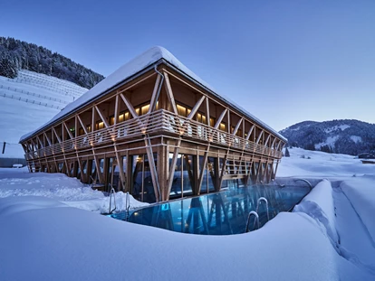 Hotels an der Piste - Mellau - Mountain Spring Spa im Winter - HUBERTUS MOUNTAIN REFUGIO ALLGÄU
