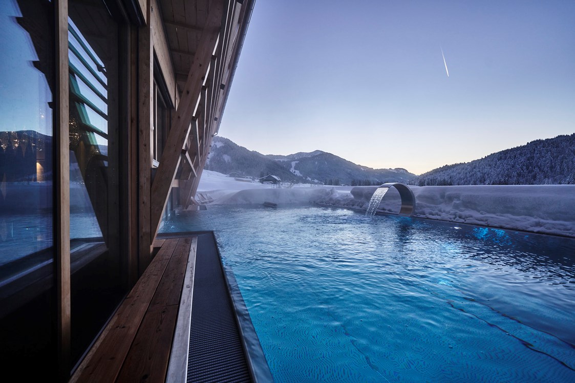 Skihotel: Infinity-Pool im Mountain Spring Spa - HUBERTUS MOUNTAIN REFUGIO ALLGÄU