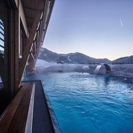 Skihotel: Infinity-Pool im Mountain Spring Spa - HUBERTUS MOUNTAIN REFUGIO ALLGÄU