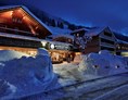 Skihotel: Haupteingang des HUBERTUS Mountain Refugio Allgäu - HUBERTUS MOUNTAIN REFUGIO ALLGÄU
