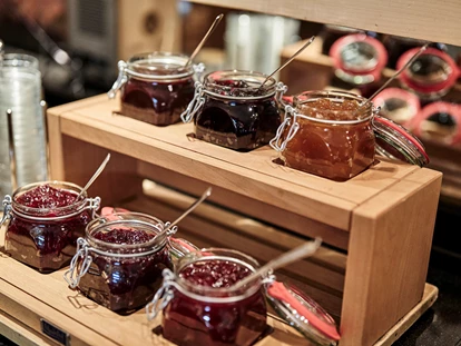 Hotels an der Piste - Mellau - Frühstücksbuffet - HUBERTUS MOUNTAIN REFUGIO ALLGÄU