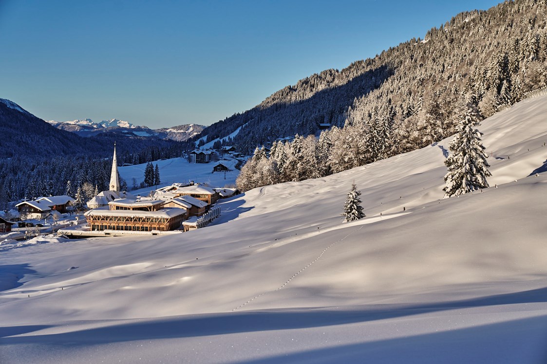 Skihotel: Ausblick auf das Hotel im Balderschwanger Tal - HUBERTUS MOUNTAIN REFUGIO ALLGÄU