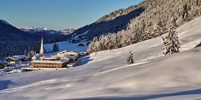 Hotels an der Piste - Skigebiet Balderschwang - Ausblick auf das Hotel im Balderschwanger Tal - HUBERTUS MOUNTAIN REFUGIO ALLGÄU