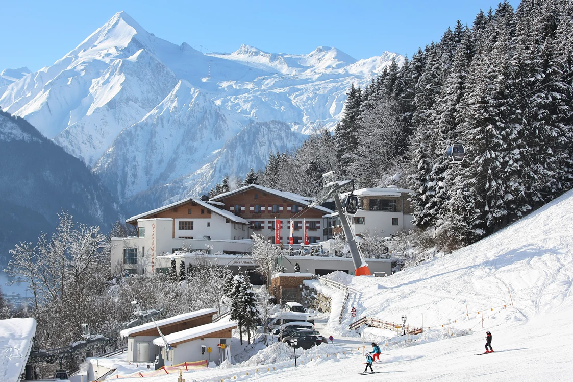 Skihotel: Hotelansicht Winter - direkt an der Piste - amiamo - Familotel Zell am See