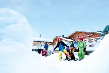 Skihotel: Happy's Miniskikurs direkt am Hotel mit Zauberteppich - amiamo - Familotel Zell am See