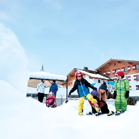 Skihotel: Happy's Miniskikurs direkt am Hotel mit Zauberteppich - amiamo - Familotel Zell am See