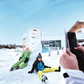 Skihotel: Spaß im Schnee auf der Hotelterrasse - amiamo - Familotel Zell am See