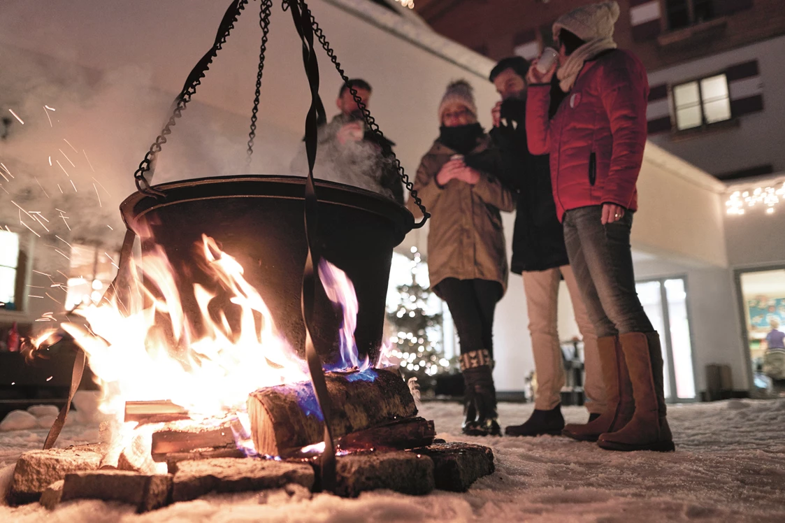 Skihotel: Begrüßung mit Glühwein und Kinderpunsch am Lagerfeuer - amiamo - Familotel Zell am See