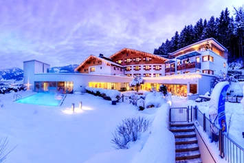 Skihotel: Hotelansicht - amiamo - Familotel Zell am See