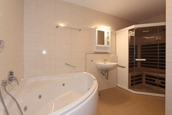 Skihotel: Beispielbild Badezimmer mit Sauna und Whirlpoolwanne - H&P Residenz Grafenmatt