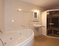 Skihotel: Beispielbild Badezimmer mit Sauna und Whirlpoolwanne - H&P Residenz Grafenmatt