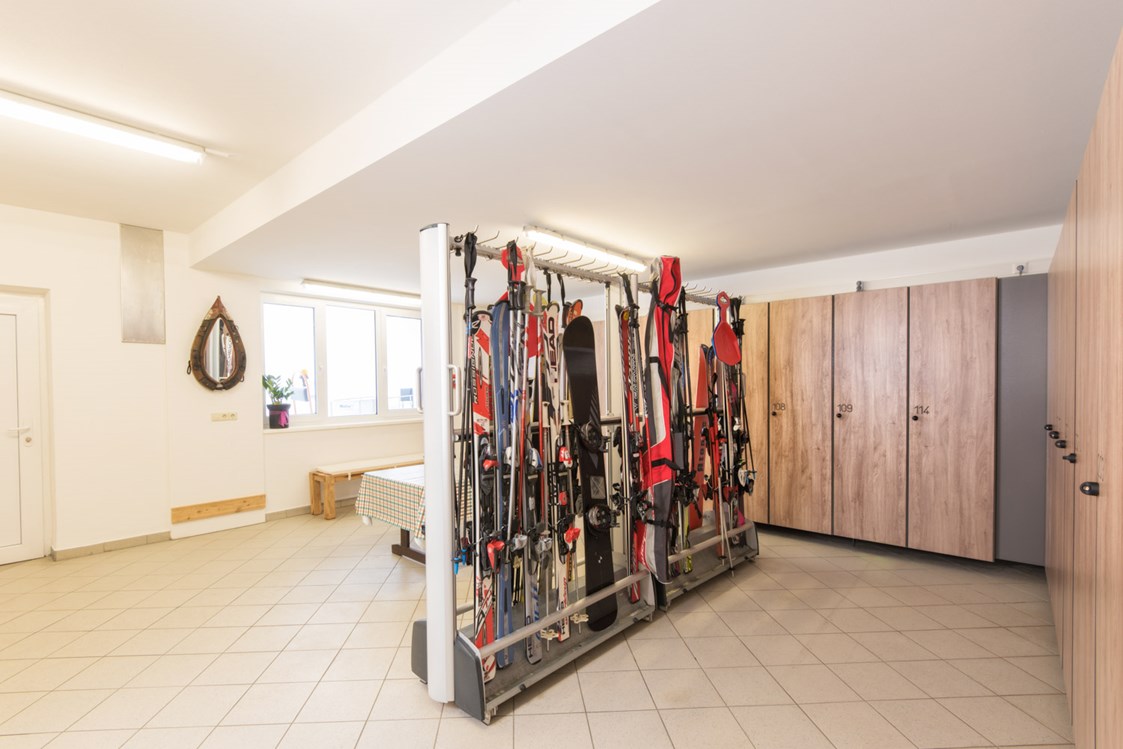 Skihotel: großzügiger Skiraum mit eigenem Skispind pro Zimmer und Wärmestäbe für Ihre Skischuhe - Berghotel Sonnhof