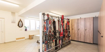 Hotels an der Piste - Trockenraum - Obertauern - großzügiger Skiraum mit eigenem Skispind pro Zimmer und Wärmestäbe für Ihre Skischuhe - Berghotel Sonnhof