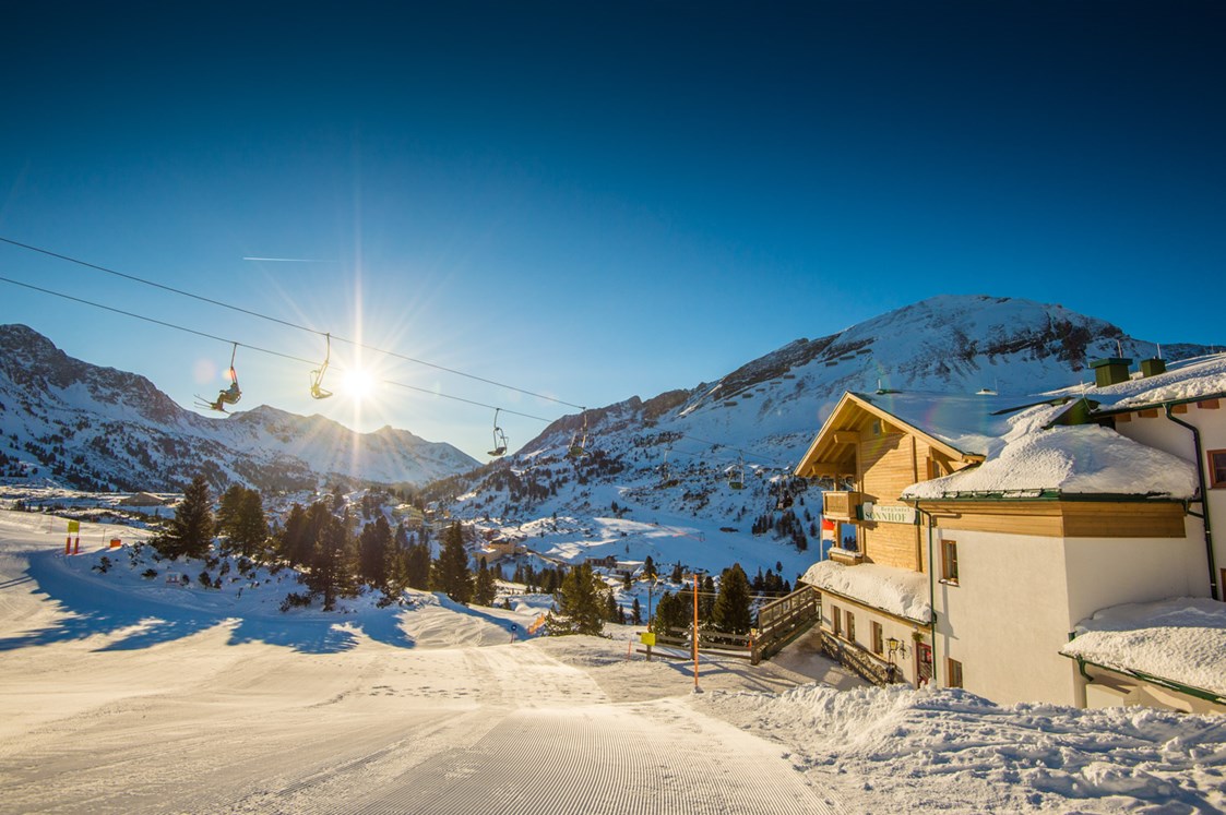 Skihotel: Sonnenaufgang und frisch präparierte Piste am Sonnhof  - Berghotel Sonnhof