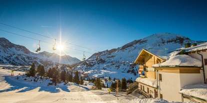 Hotels an der Piste - Trockenraum - Obertauern - Sonnenaufgang und frisch präparierte Piste am Sonnhof  - Berghotel Sonnhof