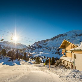 Skihotel: Sonnenaufgang und frisch präparierte Piste am Sonnhof  - Berghotel Sonnhof