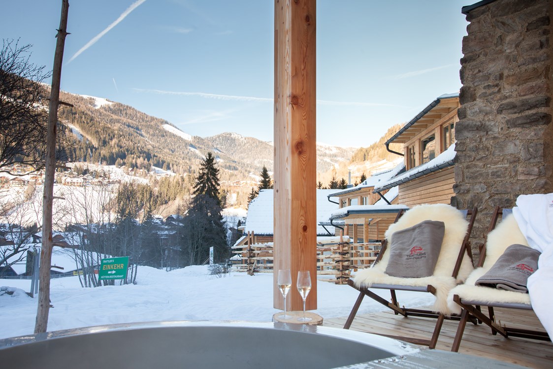 Skihotel: Private SPA mit beheizter Außenwanne auf der Terrasse - Trattlers Hof-Chalets