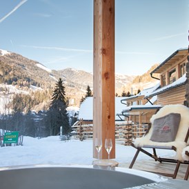Skihotel: Private SPA mit beheizter Außenwanne auf der Terrasse - Trattlers Hof-Chalets