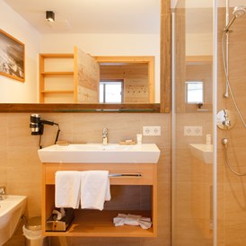 Skihotel: Badezimmer mit Dusche - Trattlers Hof-Chalets